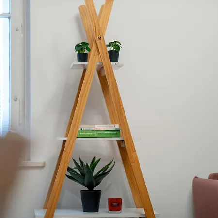 Family With A Remote Work Space In By Renters 아파트 포즈난